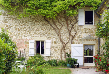 Fototapety  piękny kamienny dom i jego ogród   02