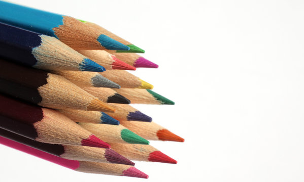 matite colorate su fondo bianco