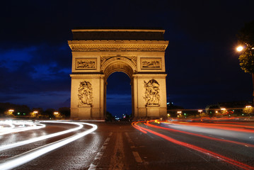 Fototapeta na wymiar Arch Triumph w nocy