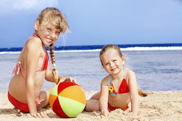 Naklejka premium Children playing on beach.