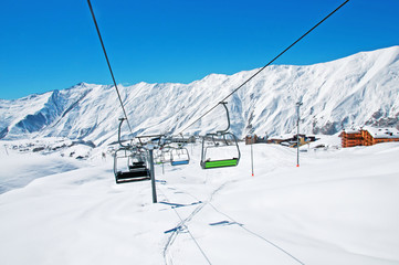 Fototapeta na wymiar Krzesła Wyciąg narciarski na jasny dzień zimy