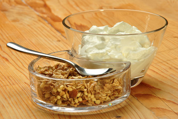 Müsli und Joghurt in Glasschalen