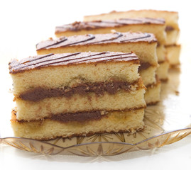 dessert al pan di spagna farcito con crema al cioccolato