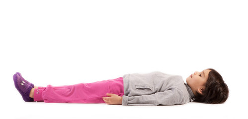 bambina distesa sulla schiena