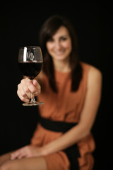 Frau probiert Rotwein