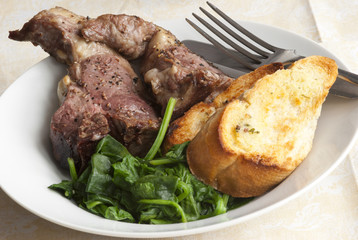 Lamb chops with spinach and garlic bread