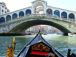 Keuken foto achterwand Rialtobrug Een gondel glijdt onder de Rialtobrug in Venetië, Italië