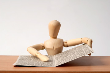 Manichino che legge giornale