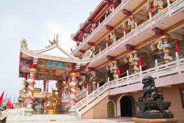 Fototapeta premium The beautyful Chinese shrine and the blue sky, Chonburi- East of