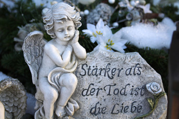Engel aus Stein mit Text