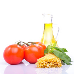 Spaghetti with tomatoes, olive oil and basil