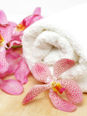 Obraz na płótnie Canvas Clean towel and orchid