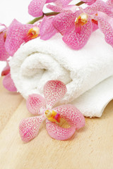 Obraz na płótnie Canvas Clean towel with orchid