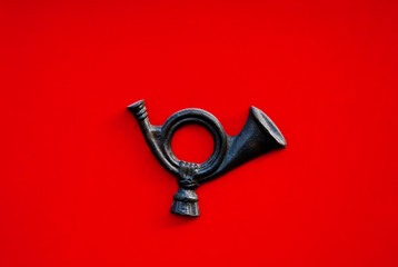 Posthorn auf rotem Hintergrund