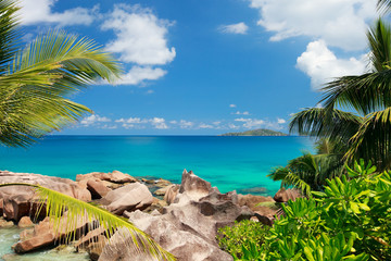 Obraz na płótnie Canvas Beautiful rocky coast in Seychelles