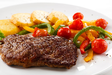 Grilled steak and vegetables