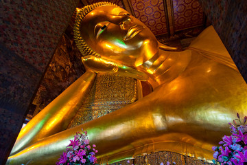 Obraz premium Giant Buddha inside Wat Pho Temple, bangkok, Thailand.