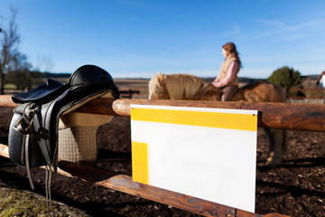 blanko schild am reitplatz