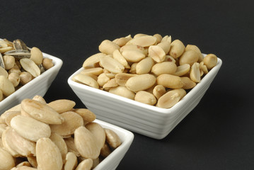 Cacahuetes fritos en cuenco