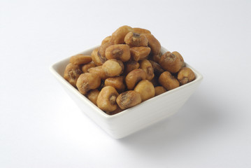 Maíces tostada en cuenco, fondo blanco