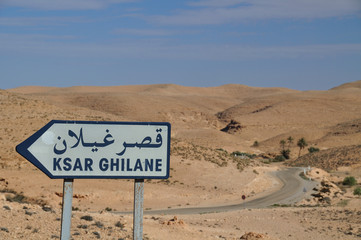 Route vers l'oasis de Ksar Ghilane - Sahara - Tunisie