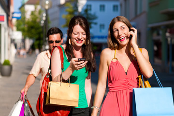 Frauen beim Shopping mit Taschen