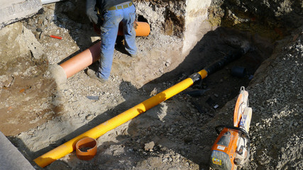 bauarbeiter verlegt leitungen