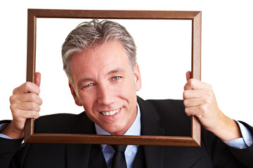 Lachender Manager im Rahmen