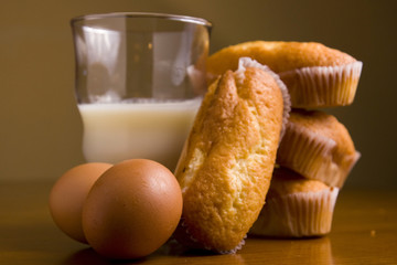 madalenas, leche y huevos