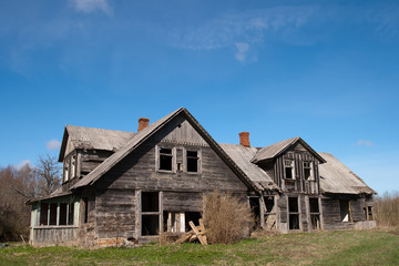 Fototapeta na wymiar opuszczony dom