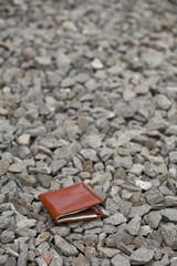Zgubiony portfel z pieniędzmi na chodniku