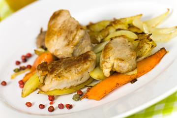 medaillons mit kartoffeln,zwiebeln