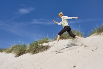 frau läuft durch den sand in schweden