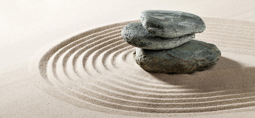 galets zen sur fond de sable fin