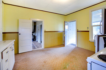 Very old kitchen in a bad condition