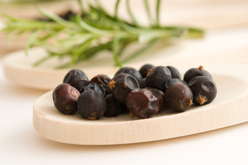 Wacholderbeeren auf einem Kochlöffel