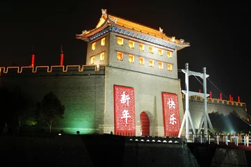 Selbstklebende Fototapeten Stadtmauer und Tor von Xian China © bbbar