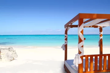 Crédence de cuisine en verre imprimé Caraïbes lit de bois en plage mer des caraïbes sable