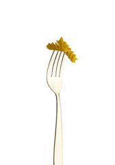 forchetta su fondo bianco con pasta