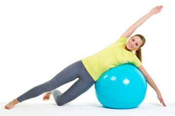 junge frau liegt seitlich auf dem gymnastikball
