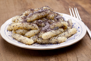 Mohnnudeln auf Holztisch mit Gabel