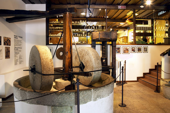 Italien: Gardasee. Mahlsteine im Oliven&ouml;l Museum Cisano