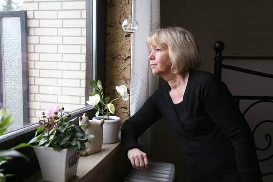 Frau am Fenster 8