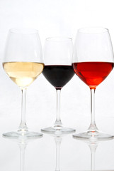 Calici con vino bianco, rosso e rosè