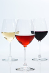 Calici con vino bianco, rosè e rosso