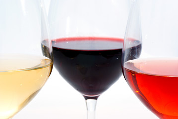 Calici con vino bianco, rosso e rosè