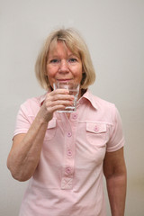 Frau mit Wasserglas 6