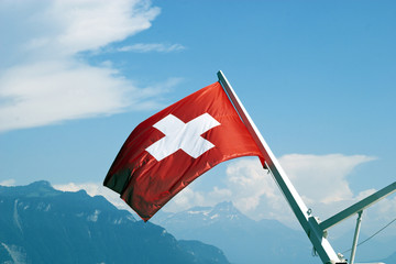Schweiz: Genfer See Schiff mit Schweizer Flagge
