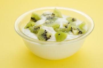 yoghurt with kiwi