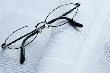 本とメガネ